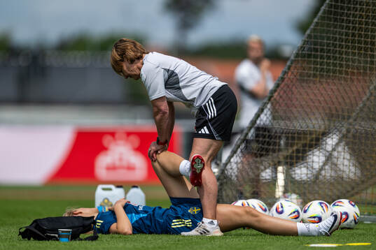 Smilla Holmberg recevies treatment from physio Annica