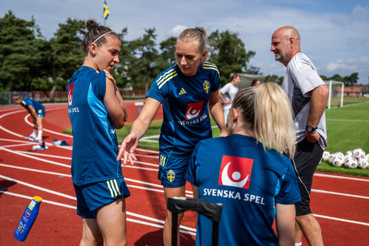 Julia Zigiotti Olme, Stina Blackstenius and assistant coach