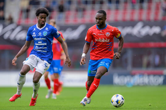 Umeå FCs Djoseph Bangala och Helsingborgs Adam Akimey