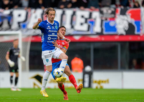 Umeå FCs Mikael Harbosen Haga och Helsingborgs Wilhelm
