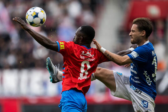 Helsingborgs Adam Akimey och Umeå FCs Alfredo Martiatu