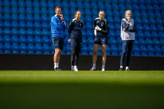 Goalkeeper coach Jon Knudsen, goalkeeper Cecilie