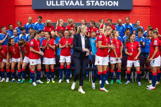 Head coach Gemma Grainger, players and staff of the