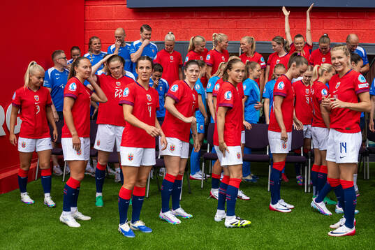 Tuva Hansen, Maren Mjelde, Guro Reiten and players of the