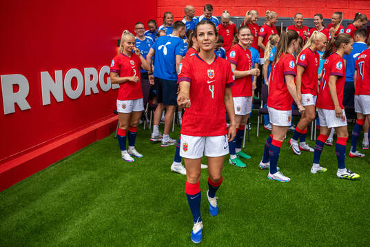 Tuva Hansen and players of the Norwegian women's national
