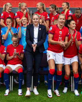 Head coach Gemma Grainger, Ada Hegerberg and players of the