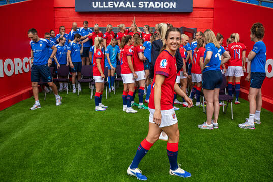 Tuva Hansen and players of the Norwegian women's national