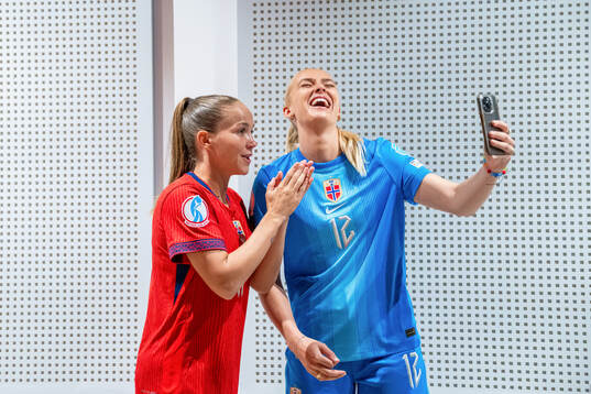 Guro Reiten and goalkeeper Selma Panengstuen of the