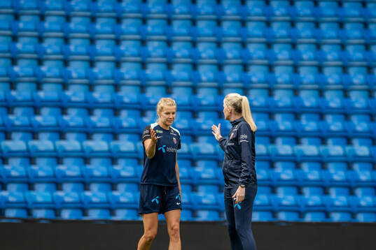 Ada Hegerberg and head coach Gemma Grainger of the