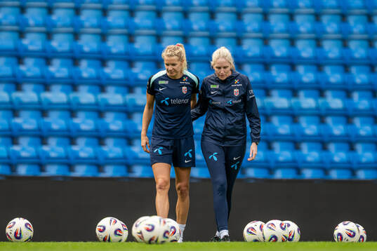 Ada Hegerberg and head coach Gemma Grainger of the