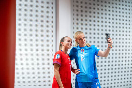 Guro Reiten and goalkeeper Selma Panengstuen of the