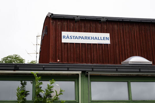 En generell vy av Råstaparkhallen som angränsar till