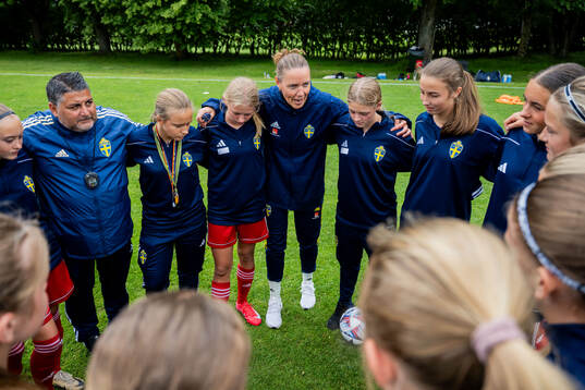 Tränare Lovisa Delby håller en genomgång för lag 3