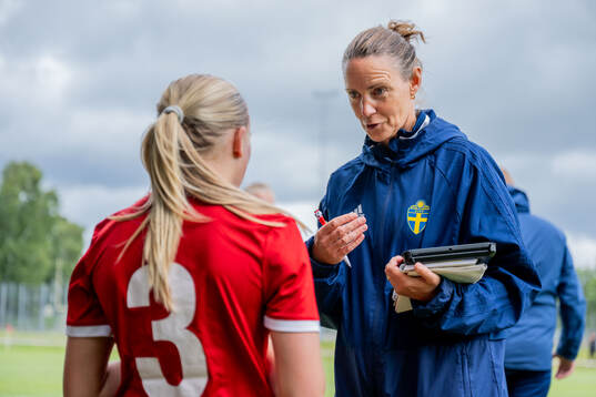 Tränare Lovisa Delby håller en genomgång för lag 3
