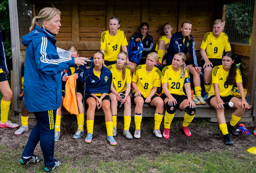 Tränare Johanna Johansson har genomgång med lag 1