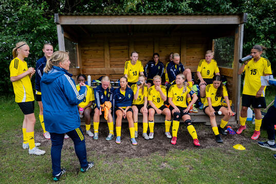 Tränare Johanna Johansson har genomgång med lag 1