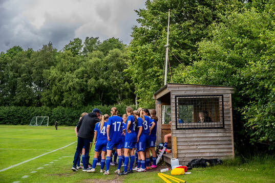 Tränare Martin Qvarmans Möller har genomgång med lag 2