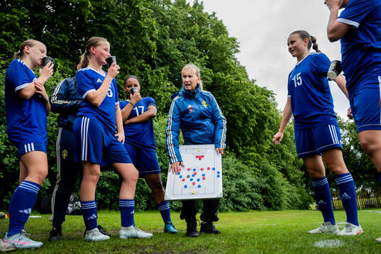 Tränare Pernilla Karlsson har genomgång med lag 6