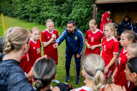 Tränare Claudio Pereyra har genomgång med lag 5