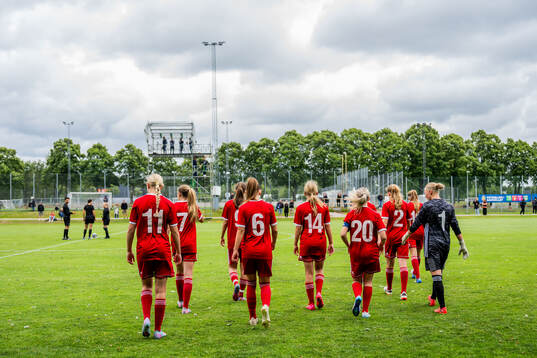 Spelare från lag 3 påväg ut på planen