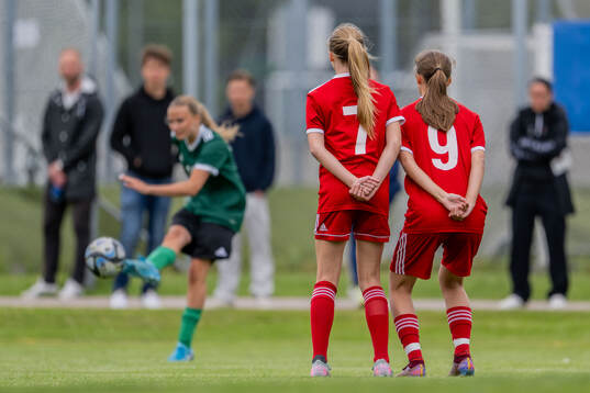 Spelare står i mur när en frispark slås