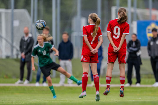 Spelare står i mur när en frispark slås