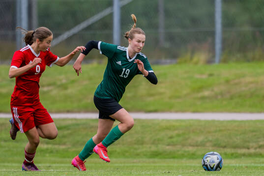 Livia Grou, BK Häcken FF och Hedvig Wåhlin, FC Gute