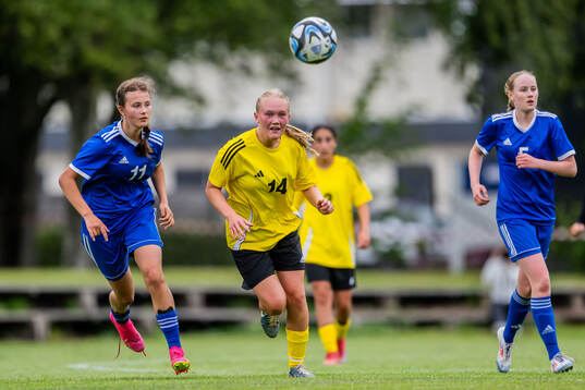 Moa Cederström, FC Nordsjälland och Alma Sundgren, QBIK