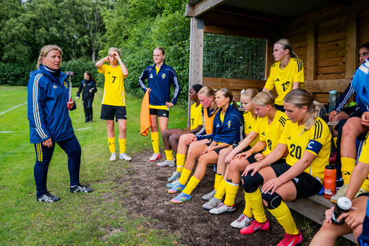 Tränare Johanna Johansson har genomgång med lag 1