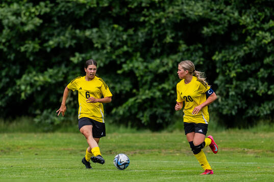 Siri Löfberg, Örebro SK FK och Ronia Åbrink, Eskilstuna