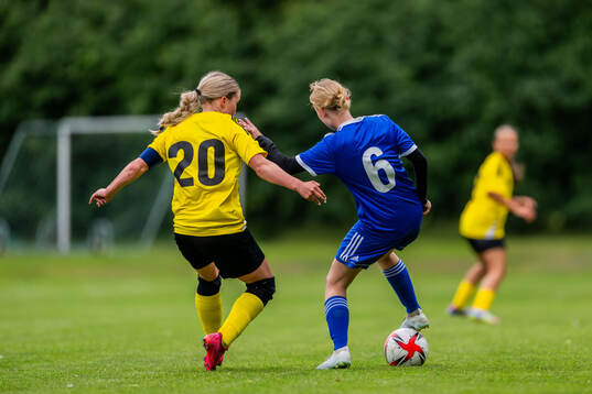 Två spelare i kamp om en boll
