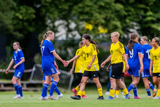 Maja Wallin Halmstads BK och Siri Löfberg, Örebro SK FK