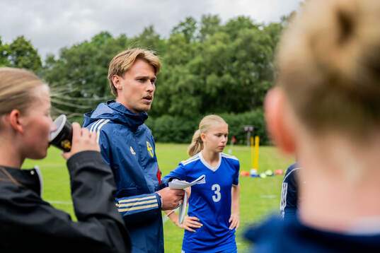 Tränare Viktor Isaksson har genomgång med lag 6