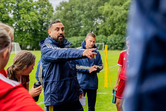 Tränare Claudio Pereyra har genomgång med lag 5