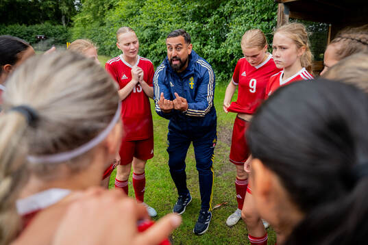Tränare Claudio Pereyra har genomgång med lag 5
