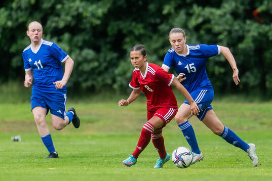 Emilia Mayborn, FC Trollhättan och Nora Sandberg, Boo FF