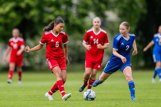 Rini Lindholm, IF Hallby FK och Leah Bergqvist, IK Uppsala