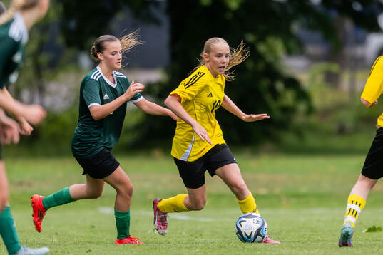 Isabelle Fagerlund, Djurgårdens IF FF och Elin Nilsson,