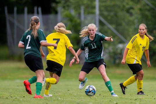 Molly Wiggerud, Värmdö IF och Julia Mesa Moreno,