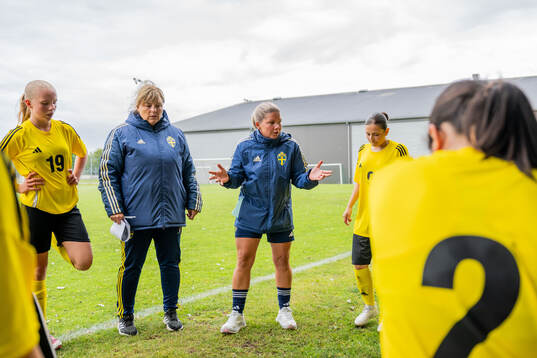 Tränare Marie Svensson och tränare Sandra Wuopio har