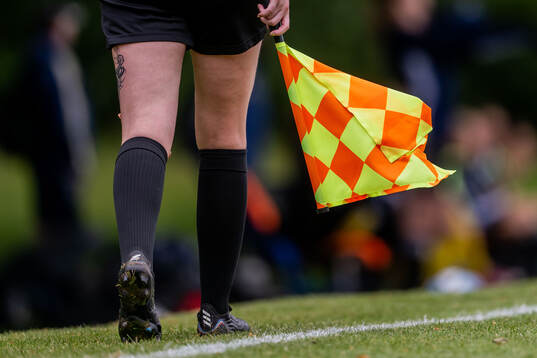 Linjedomare med offside flagga