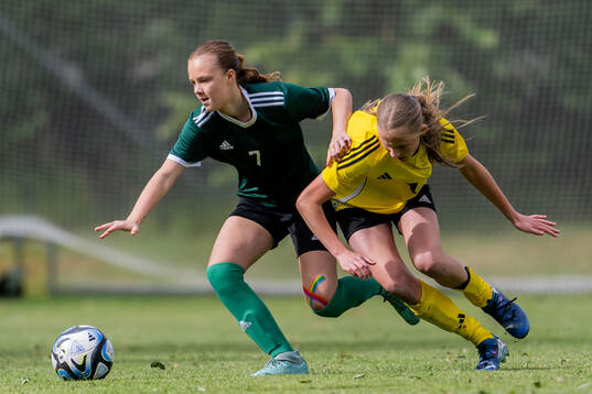 Hanna Nordlander, Umeå IK FF och Signe Ingemarsson,