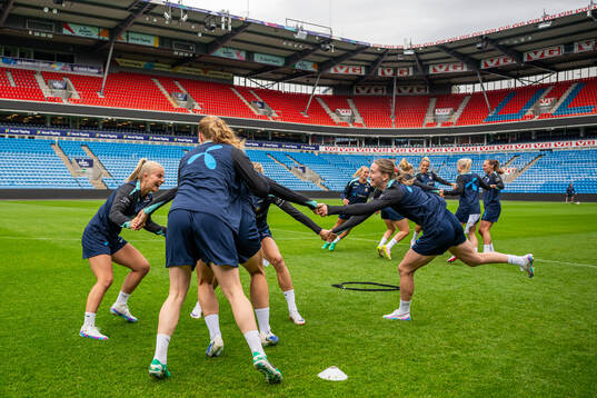 Emilie Woldvik, Elisabeth Terland and players of the