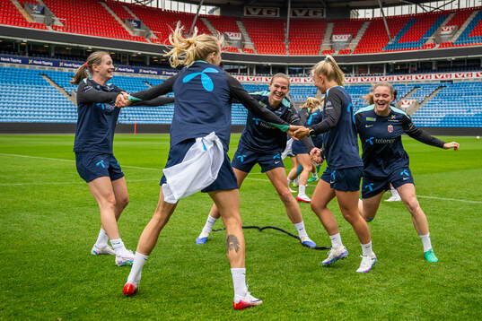 Elisabeth Terland, Marthine Østenstad and players of the