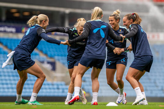 Celin Bizet Dønnum, Marit Bratberg Lund and players of the