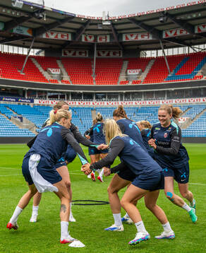 Signe Gaupset and players of the Norwegian women's national