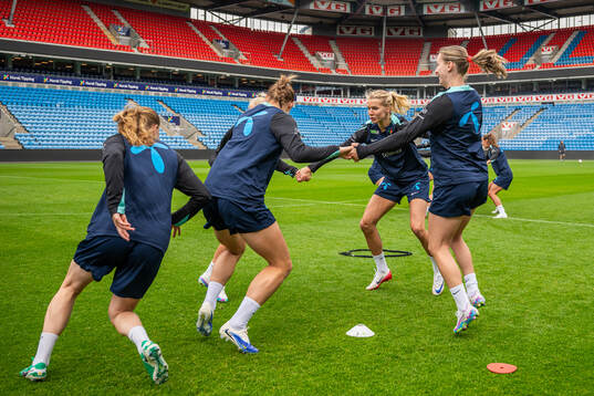 Ada Hegerberg, Elisabeth Terland and players of the