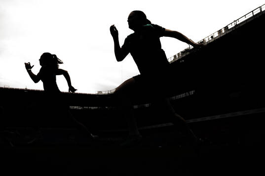 The silhouettes of Ingrid Syrstad Engen and Signe Gaupset