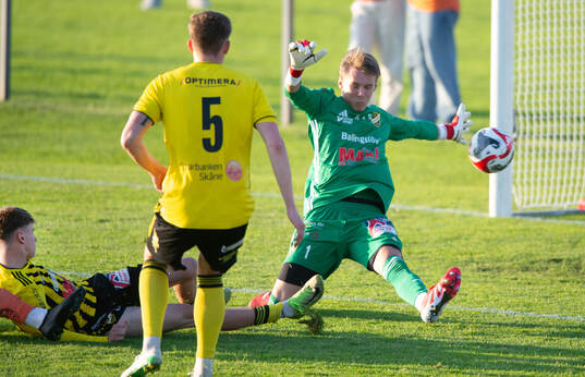Torns Tom Wassholm gör 2-0 bakom IFK Hässleholms målvakt