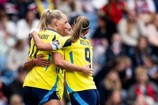 Stina Blackstenius of Sweden celebrates with teammates